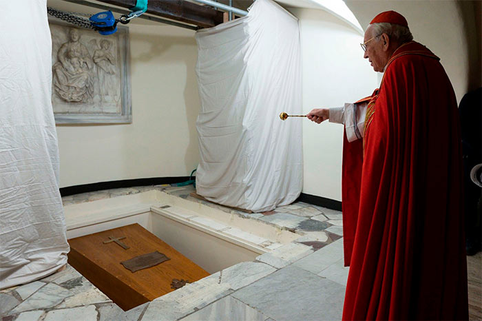 Bendicion de la cripta donde reposan los restos del Papa Benedicto XVI