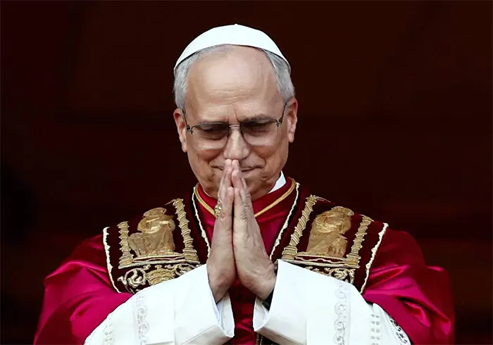 Papa León XIV, juntando las manos en oración agradeciendo a Dios por el recibimiento como nuevo Papa de la Iglesia