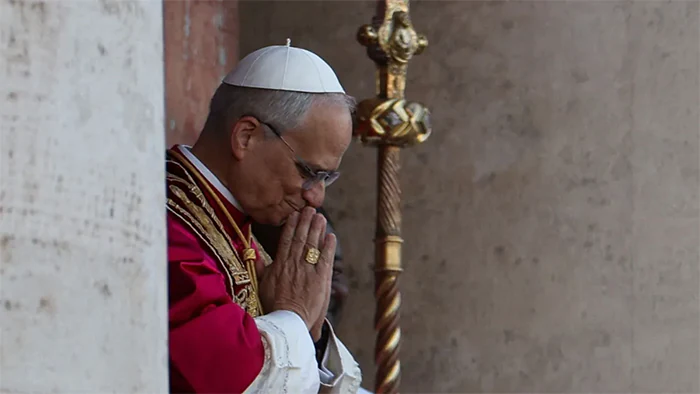 Papa León XIV, en oración en el Balcón de la Basílica de la San Pedro