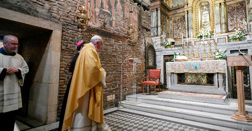 Pope enters the Shrine of Loreto to venerate to Virgin Mary