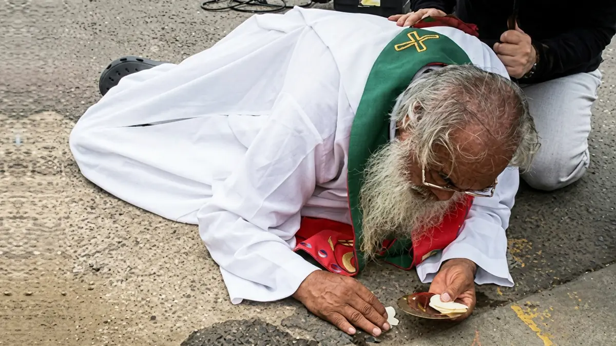 Sacerdote es golpeado brutalmente pero le importó más recoger las Hostias consagradas del suelo
