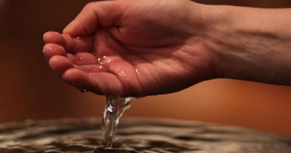 Agua bendita en la mano