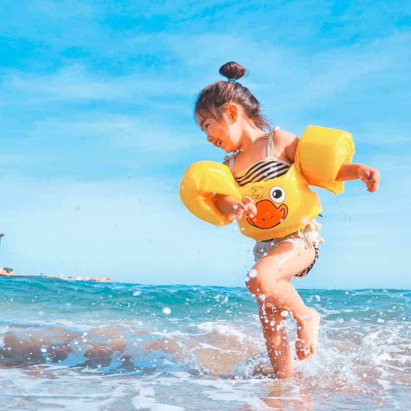 cosas que tus hijos recordarán de ti - niña jugando feliz en la playa