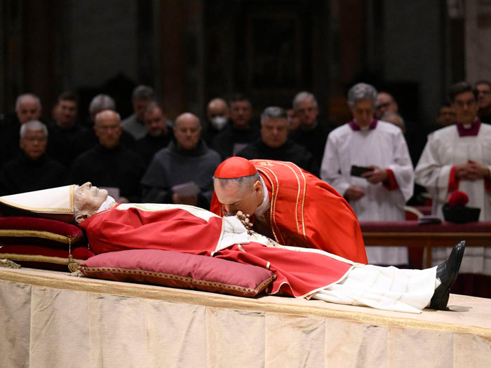 Cuerpo del Papa Benedicto XVI en la Basílica de San Pedro en el Vaticano 02