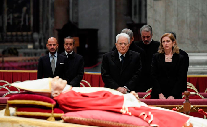 Cuerpo del Papa Benedicto XVI en la Basílica de San Pedro en el Vaticano 01