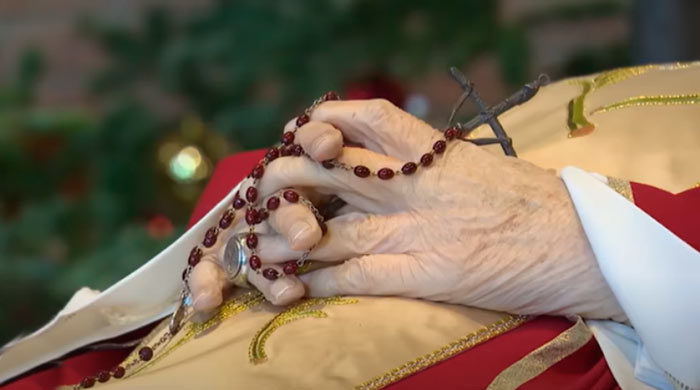 Cuerpo del Papa Benedicto XVI en la Basílica de San Pedro en el Vaticano - Sostiene un Rosario en la Mano