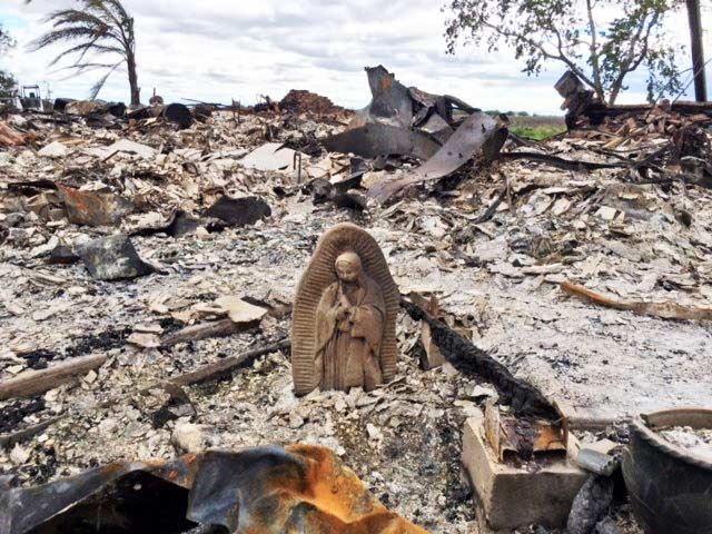 Estatua de la Virgen María de Guadalupe intacta en medio de escombros por el Huracán Harvey, Estados Unidos