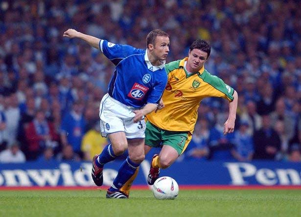 Philip Mulryne jugando Futbol en su equipo