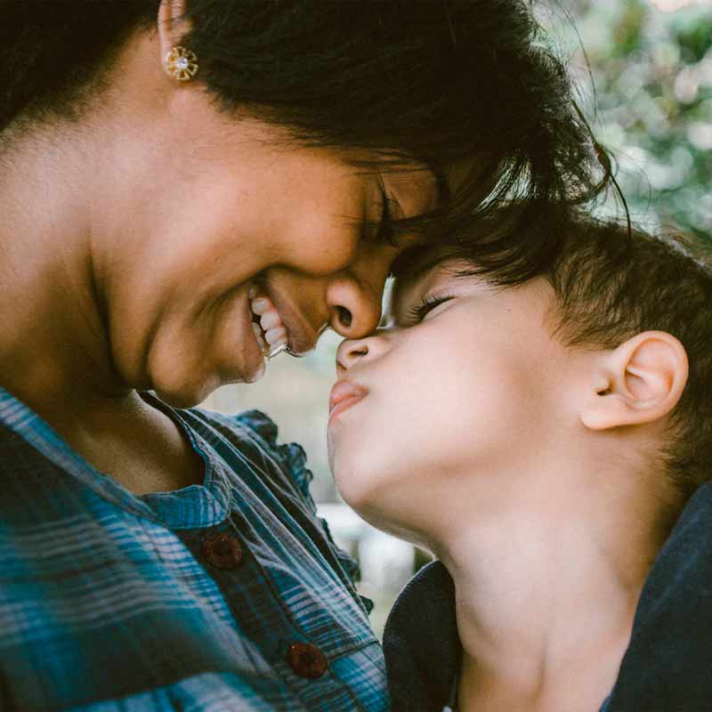 Cómo ayudar a los hijos para aprender a perdonar - Mamá sonriendo con su hijo
