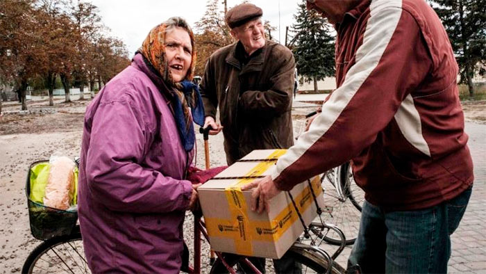 Matrimonio Anciano en Ucrania recibe alimentos - Erradicar la Pobreza y Hambre en el Mundo
