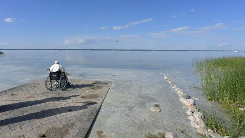 Papa Francisco en momento de Oración al lado del Lago Santa Ana, Canadá