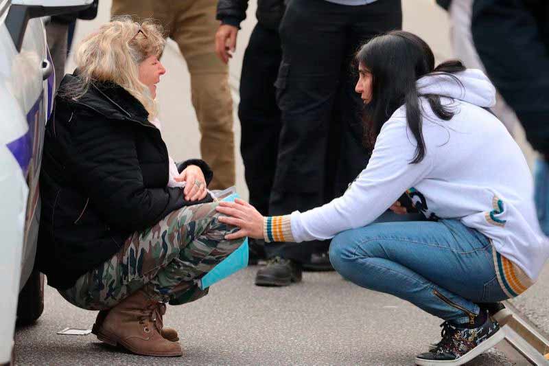 Mujer llora desconsolada por ataque terrorista en Iglesia católica de Niza, Francia