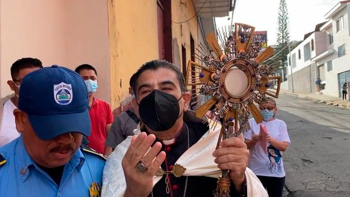 Obispo de Nicaragua, Monsenor Álvarez, expone santísimo mientras es asediado por policia