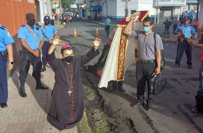 Obispo, Monseñor Álvarez, sufre el asedio de la policía que no le permitía presidir actos religiosos en la Catedral