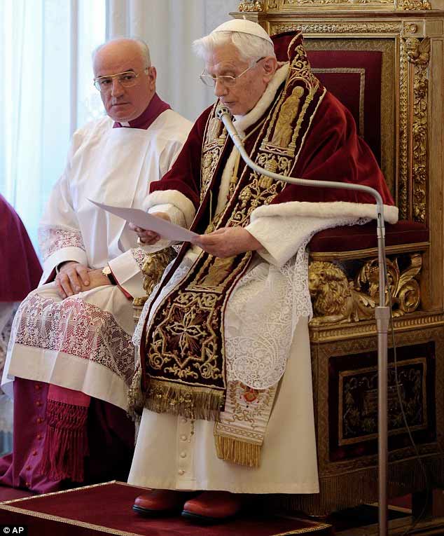 Papa Benedicto XVI lee su renuncia al Papado en el 2013