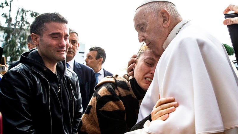 Papa Francisco abraza una mujer sollozante que perdió su hija en la noche anterior