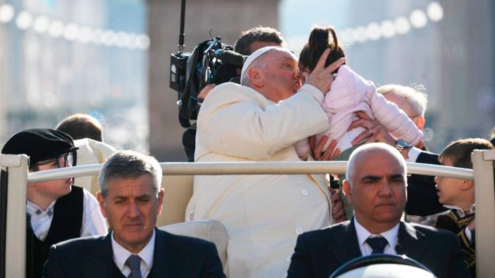 Papa Francisco besa una niña en su Catequesis de los miércoles