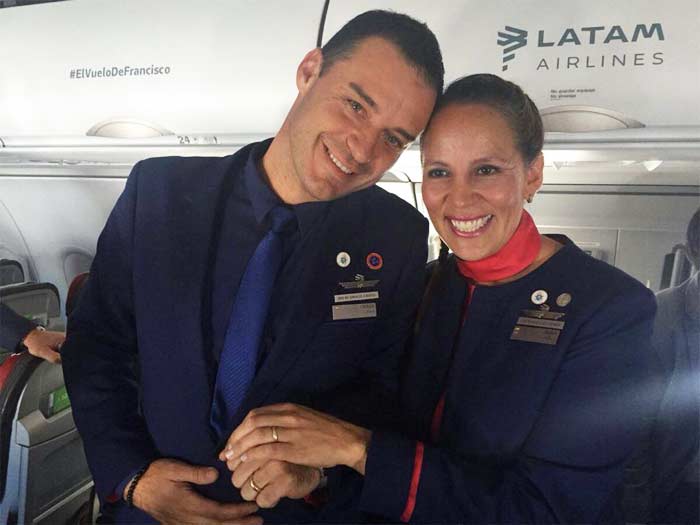 papa francisco celebra matrimonio avion papal esposos contentos tomados de la mano