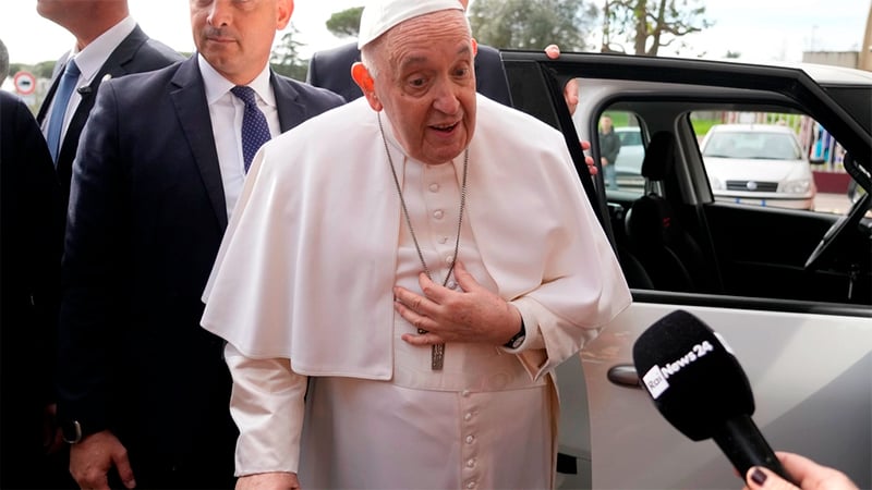 El Papa Francisco habla con los periodistas al dejar el hospital