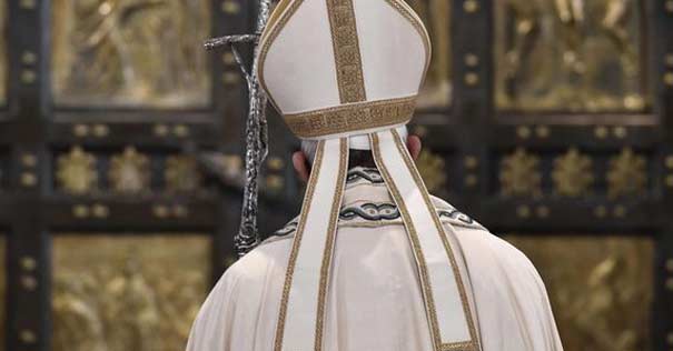 papa francisco espalda cierre puerta de la misericordia