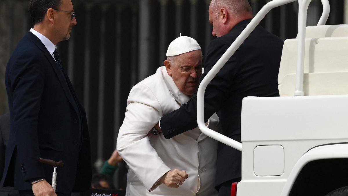Papa Francisco hospitalizado por infección respiratoria, expresa su dolor
