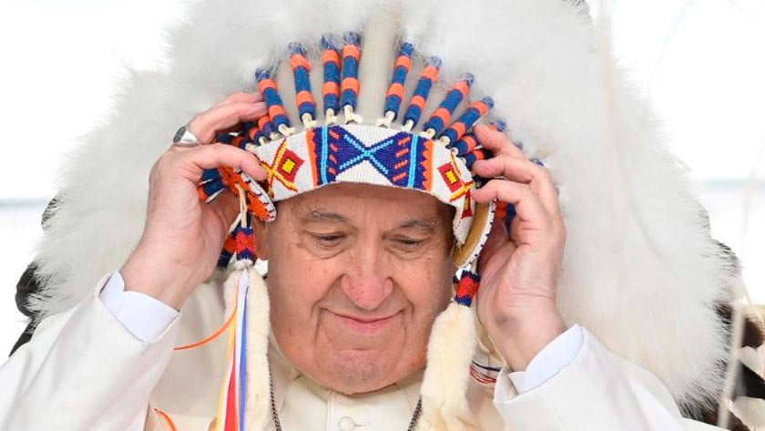 Papa Francisco se pone Sombrero de plumas donado por la comunidad indígena de Canadá