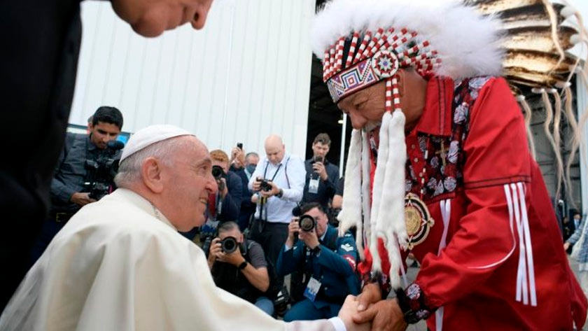El Santo Padre Francisco es recibido por un Líder de la Comunidad Indígena de Canadá