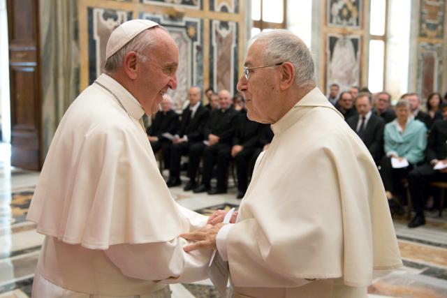 Papa Francisco saludando al Padre Bernard