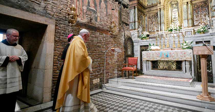 Papa Francisco entrando al Santuario de Loreto para las celebraciones