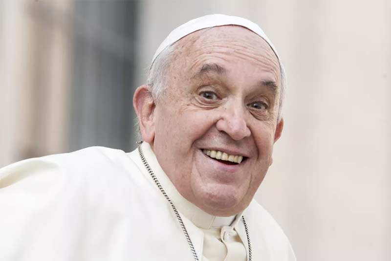papa francisco sonrie muy ameno alegre