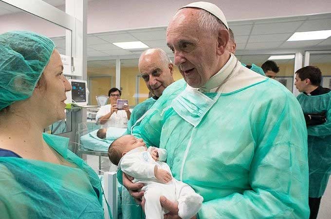 Papa Francisco sostiene Bebe. Oración a la Virgen para luchar contra el aborto