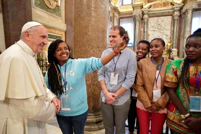 papa francisco se toma un selfie con jovenes