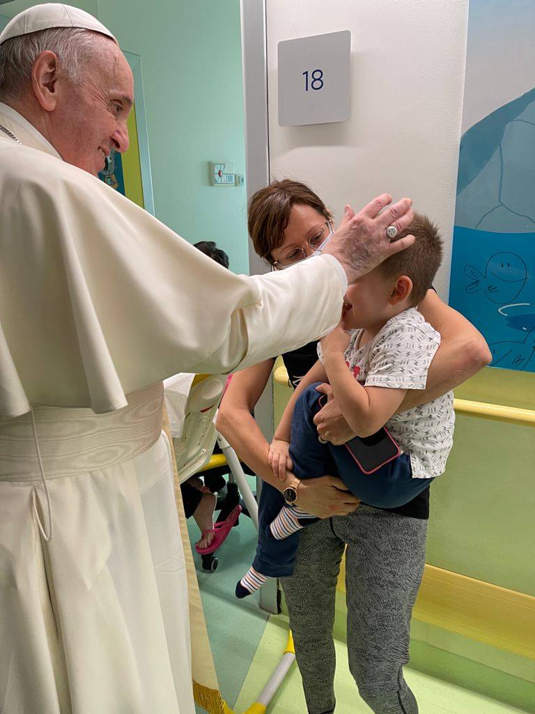 papa francisco visita niños con cáncer hospital