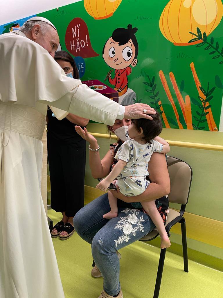 Papa Francisco asiste a uno de los pequeños 