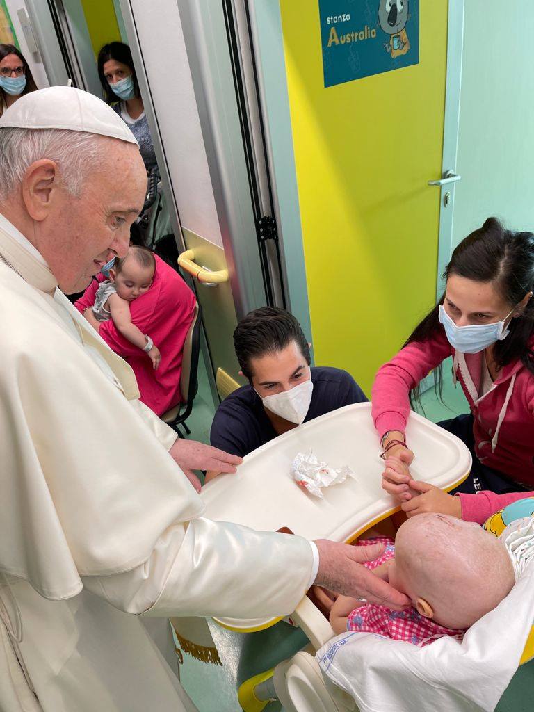 Papa Francisco visita niños con cáncer en el hospital donde estaba hospitalizado