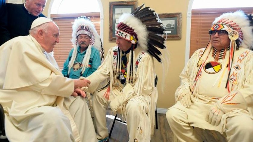 Papa Francisco reunido con Jefes de pueblos indígenas en e Lago Santa Ana, Canadá