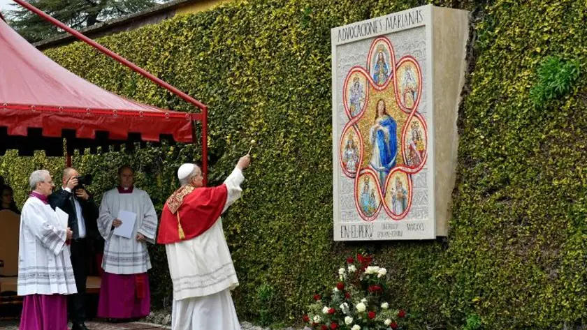 Papa Leon XIV bendice Mosaico de la Virgen María en los Jardines del Vaticano