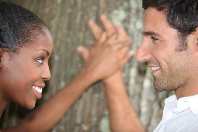 pareja matrimonio amor mirándose uno al otro
