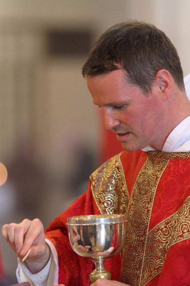 Philip Mulryne sirviendo la Eucaristia