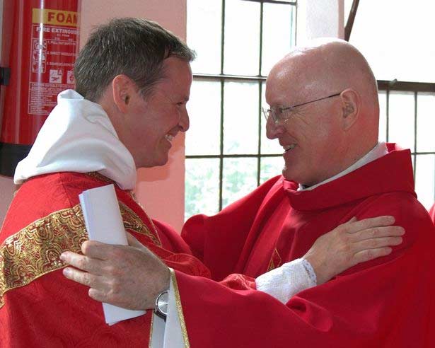 Philip Mulryne es felicitado por su obispo