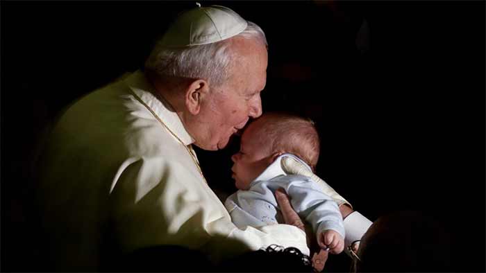 San Juan Pablo II besando un bebé