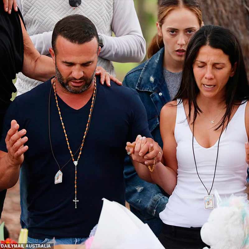 Señor y Señora Abdallah rezando juntos en el funeral de sus hijos