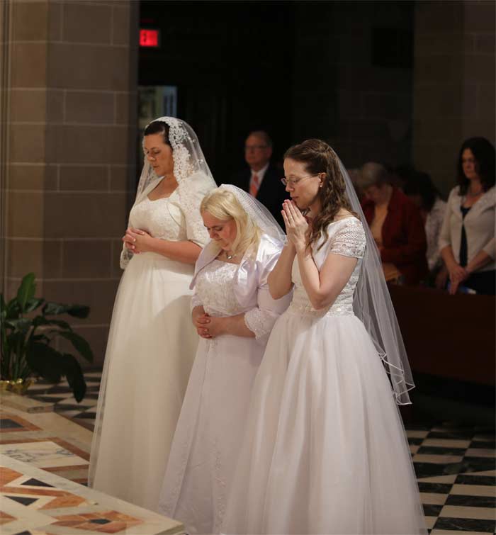 mujeres virgenes orando en el altar