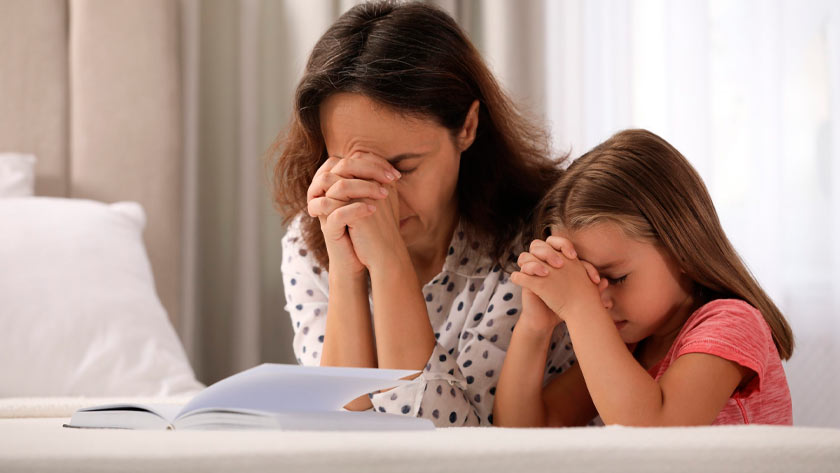 Dios de los casos imposibles mujeres orando mama hija