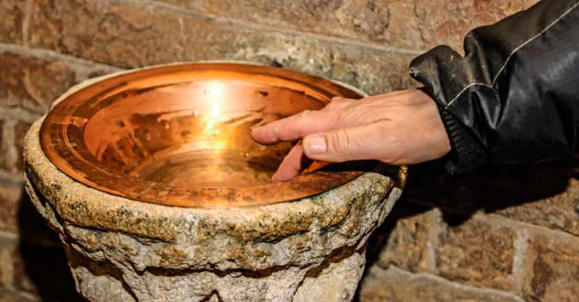 agua bendita mojando mano tener agua bendita en casa