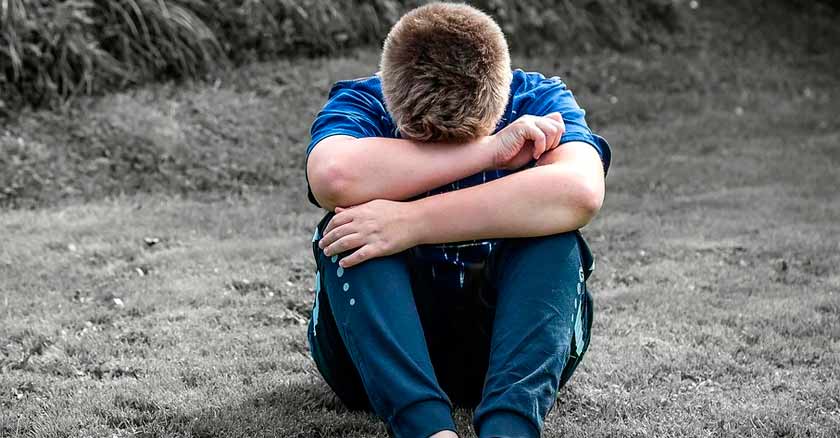 aprender a controlarse a uno mismo joven sentado en arena minuto heroico