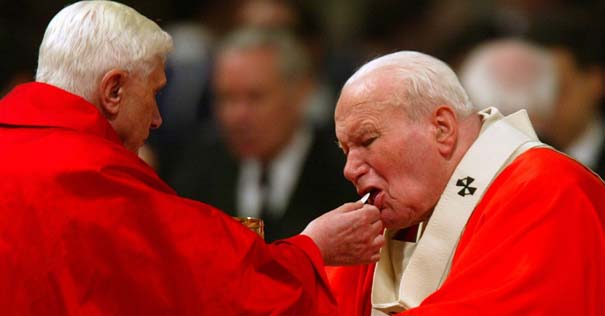 benedicto xvi dando comunion a san juan pablo ii
