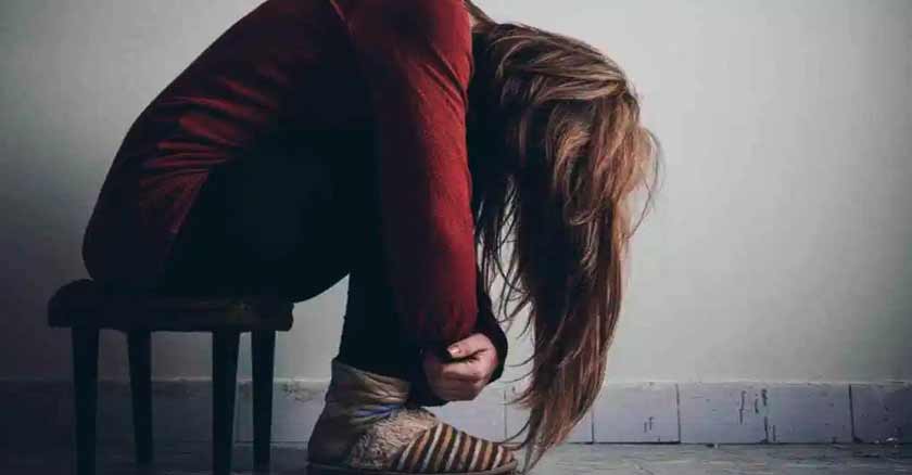 como el demonio se enfoca en pecadores de la iglesia crear decepcion mujer sentada angustia