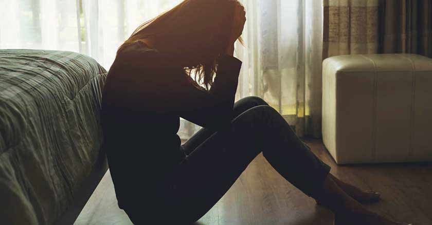 como llevar la cruz conservar la fe en el sufrimiento mujer triste