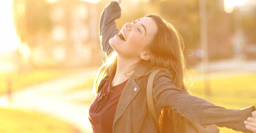 como nuestra salud emocional puede ayudarnos a ser santos mujer feliz